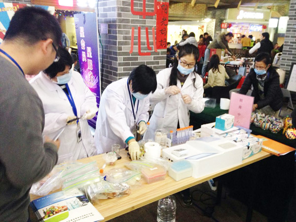 東莞市常平鎮(zhèn)質檢中心美食節(jié)現(xiàn)場開展食品安全抽