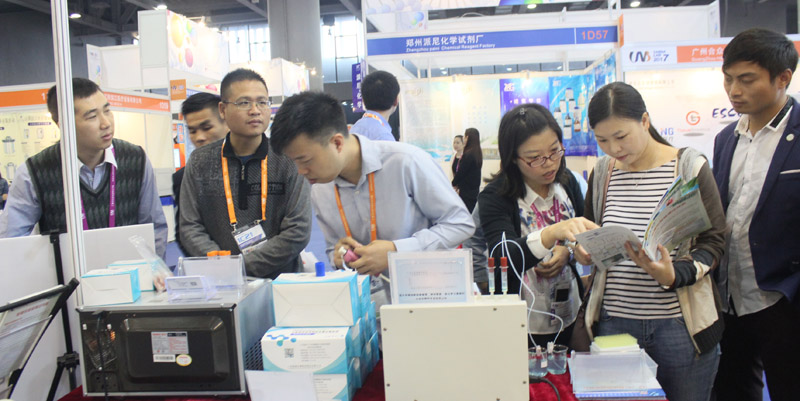 我司同事林桂明演示藥殘檢測(cè)專用微波提取管使用方法